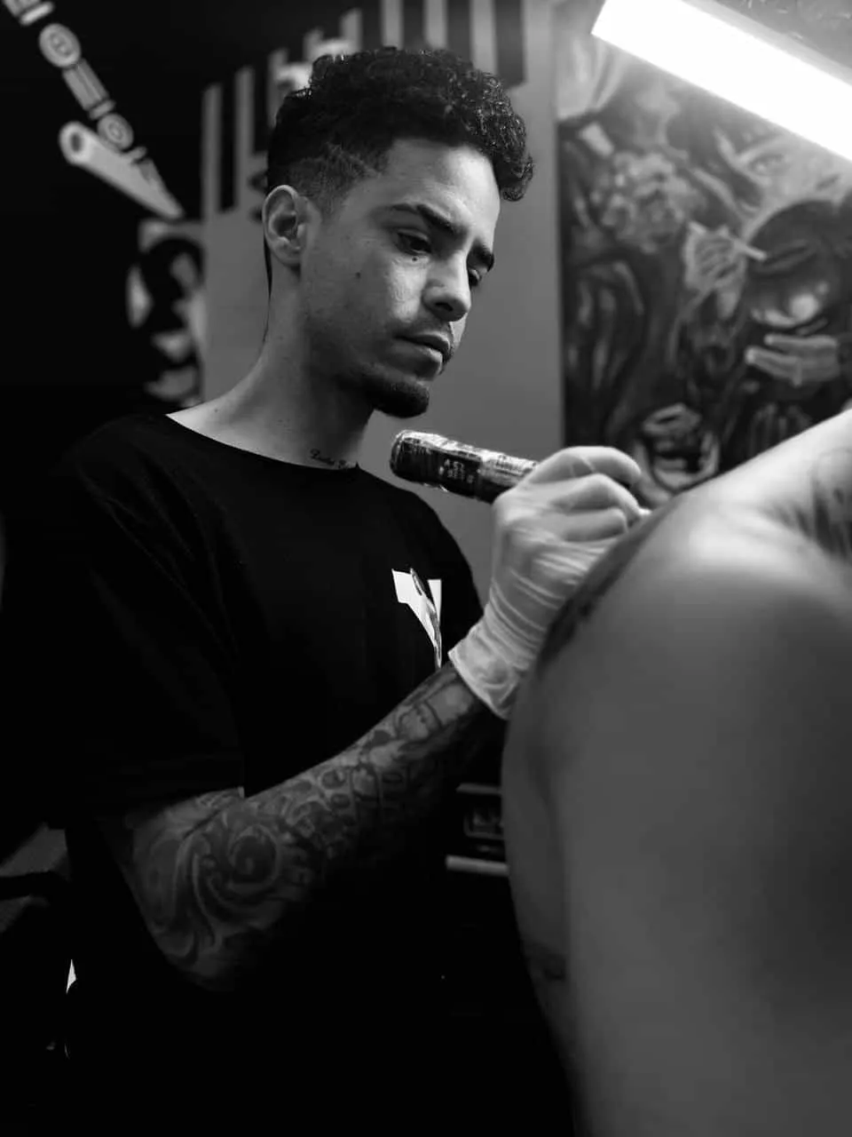 Fernando Tattoo trabajando una pieza en el hombro de un cliente
