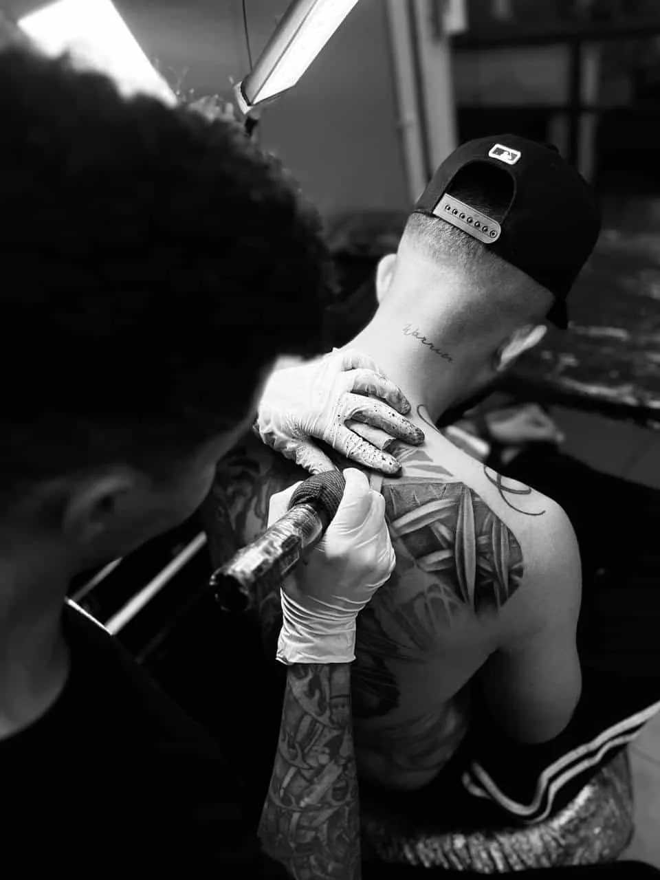 Fernando Tattoo tatuando la espalda de un cliente en el estudio