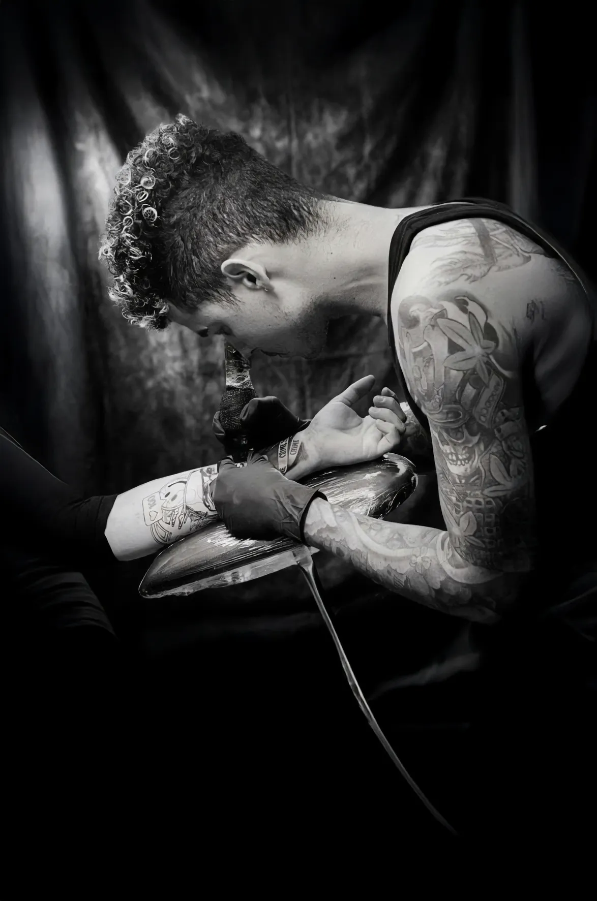 Fernando Tattoo tatuando en Sin Anestesia Tattoo Studio, Tapachula